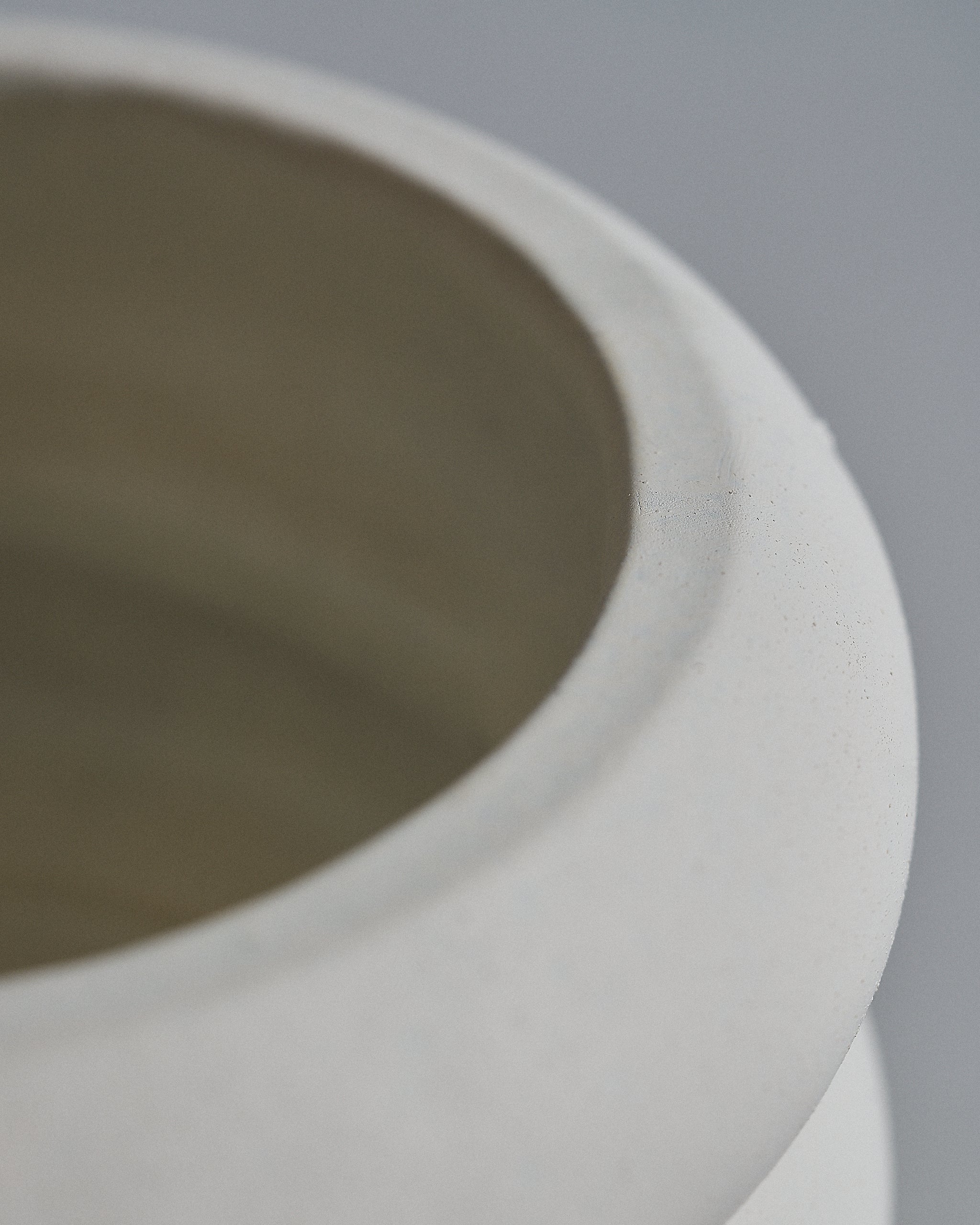 ChalkWhiteMeyerPlanterPot_Closeup01_16