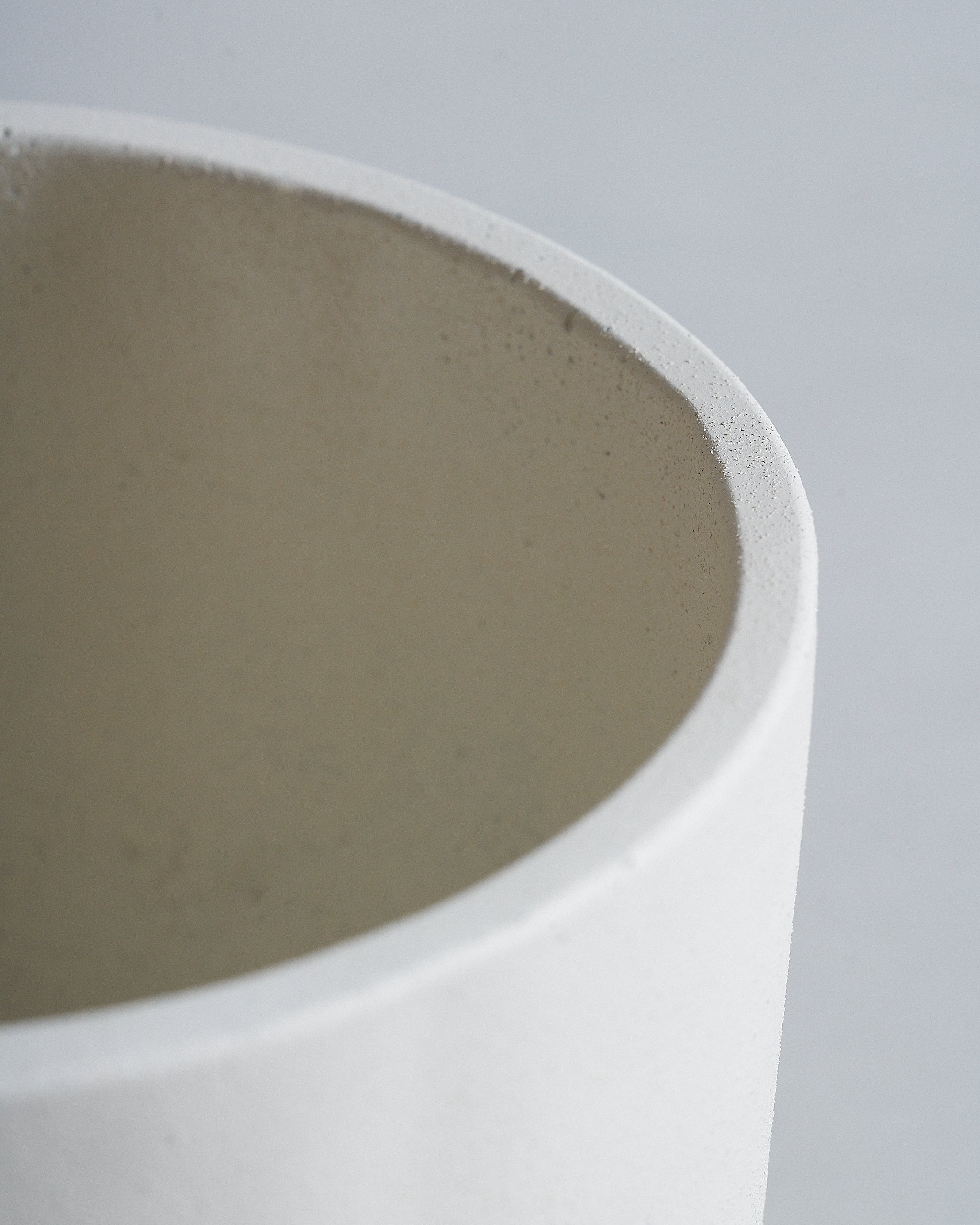 ChalkWhiteRounderPlanterPot_Closeup01