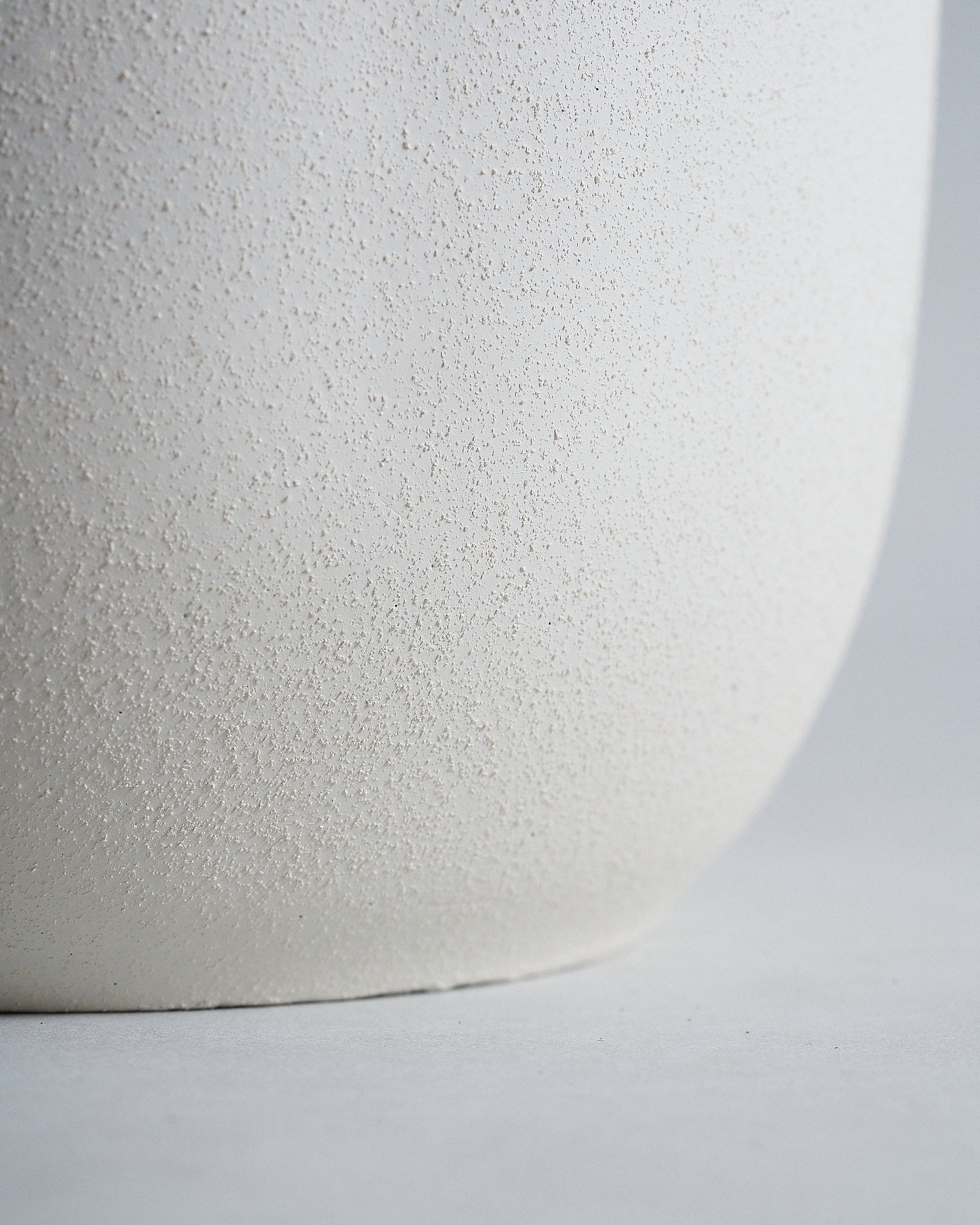 ChalkWhiteRounderPlanterPot_Closeup02