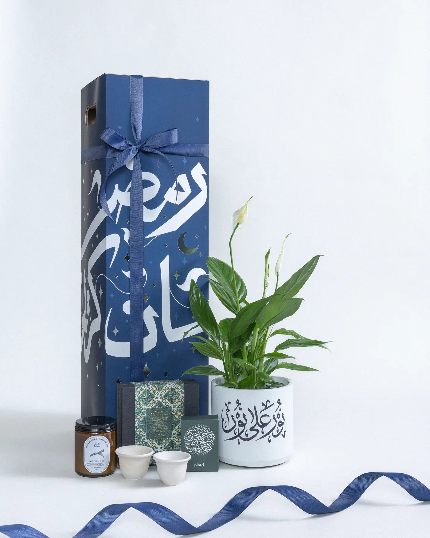 Gathering-Set-Peace-Lily-Circle-Chalk-White-Plntd-Lifestyle