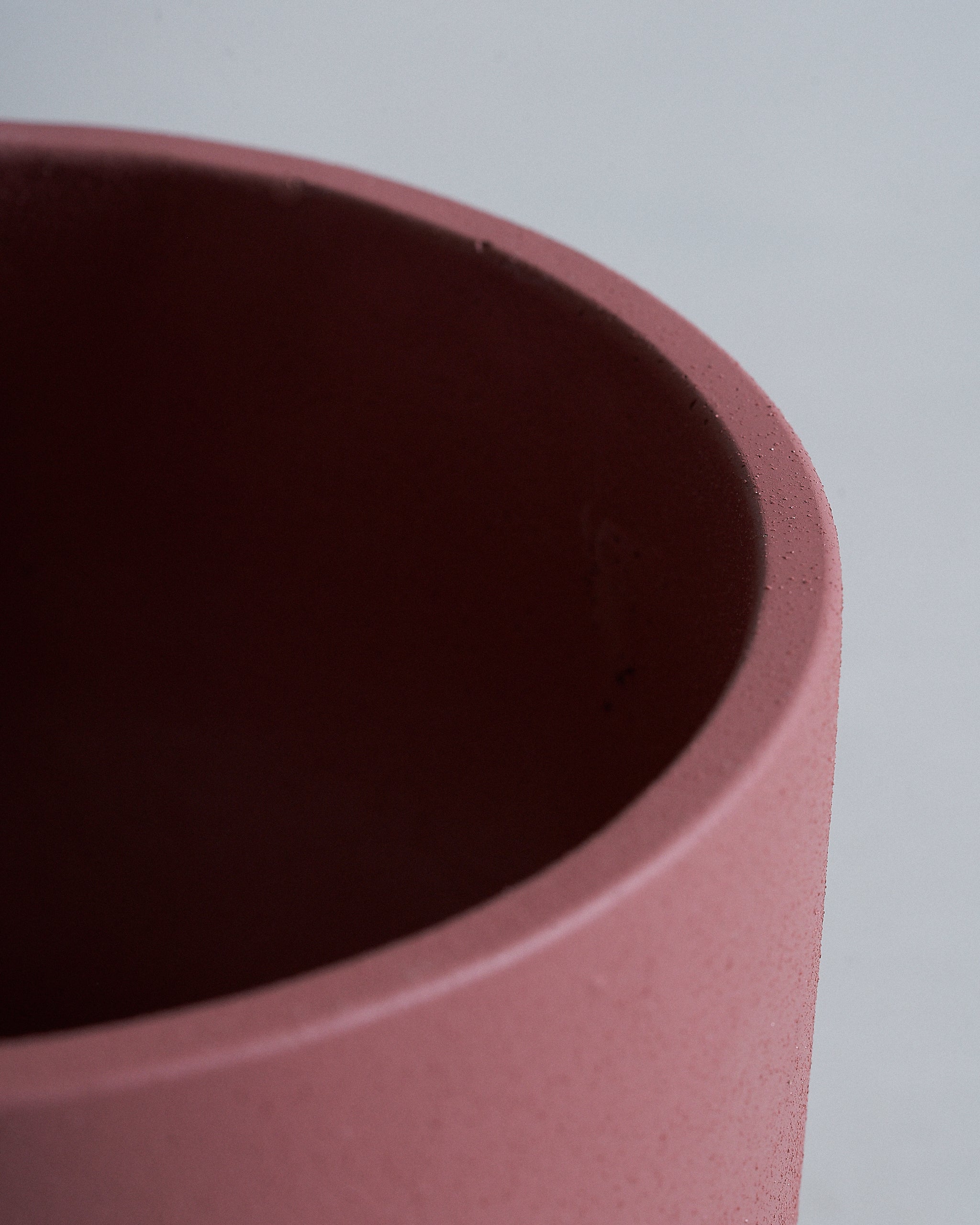 OldRedRounderPlanterPot_Closeup01