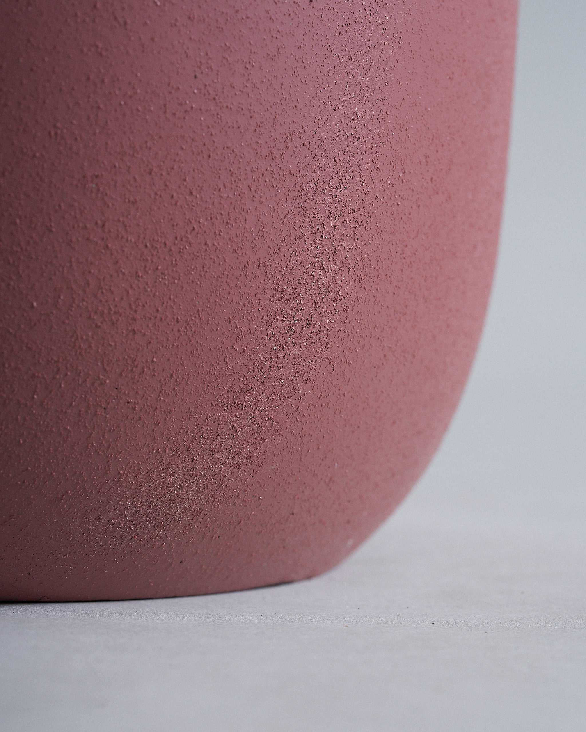 OldRedRounderPlanterPot_Closeup02