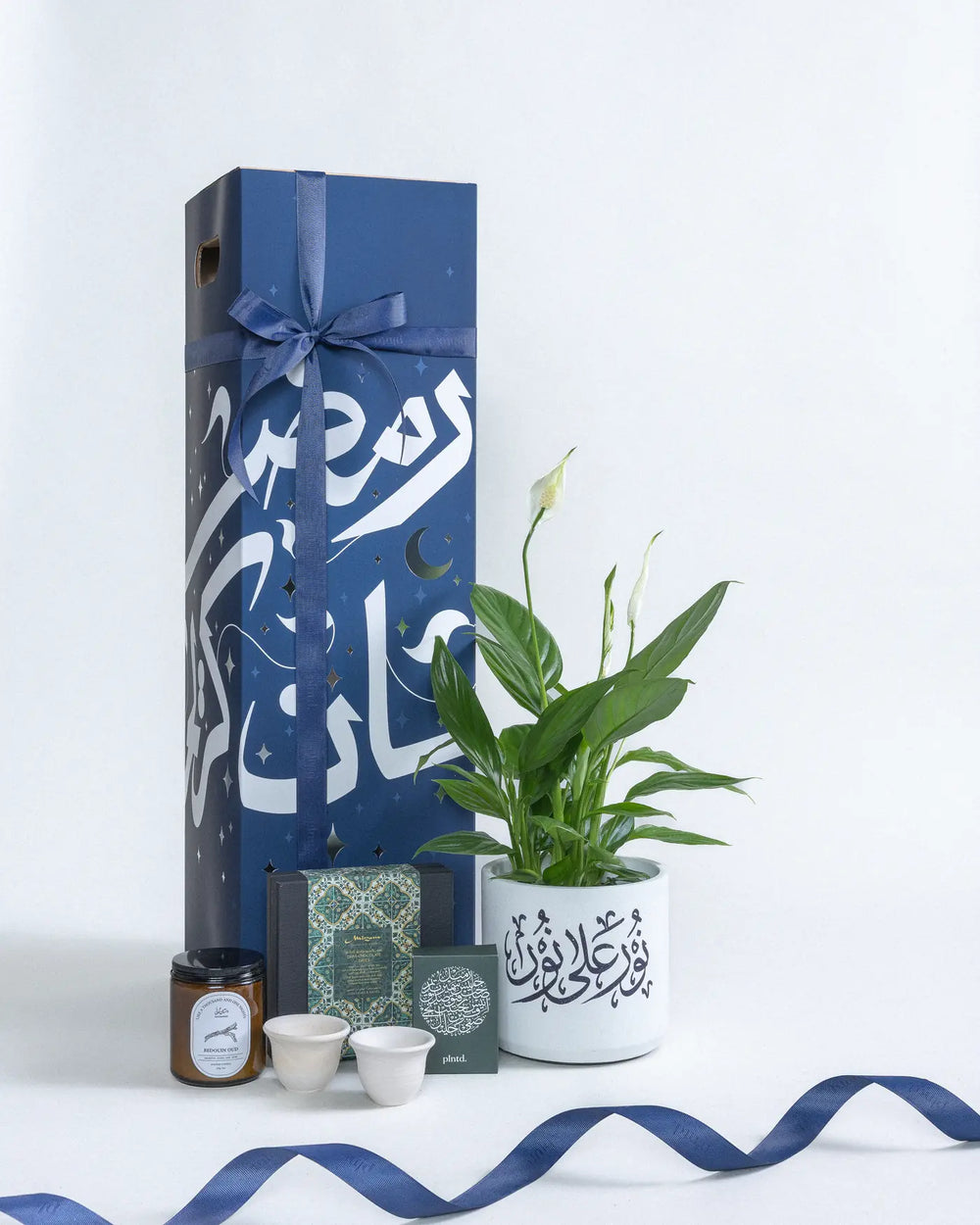 Gathering-Set-Peace-Lily-Circle-Chalk-White-Plntd-Lifestyle